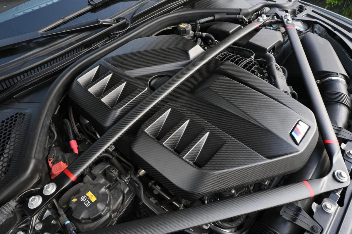 OEM Type Engine Cover in dry carbon fiber for the BMW G80 M3 / G82 M4 / G87 M2, fitted